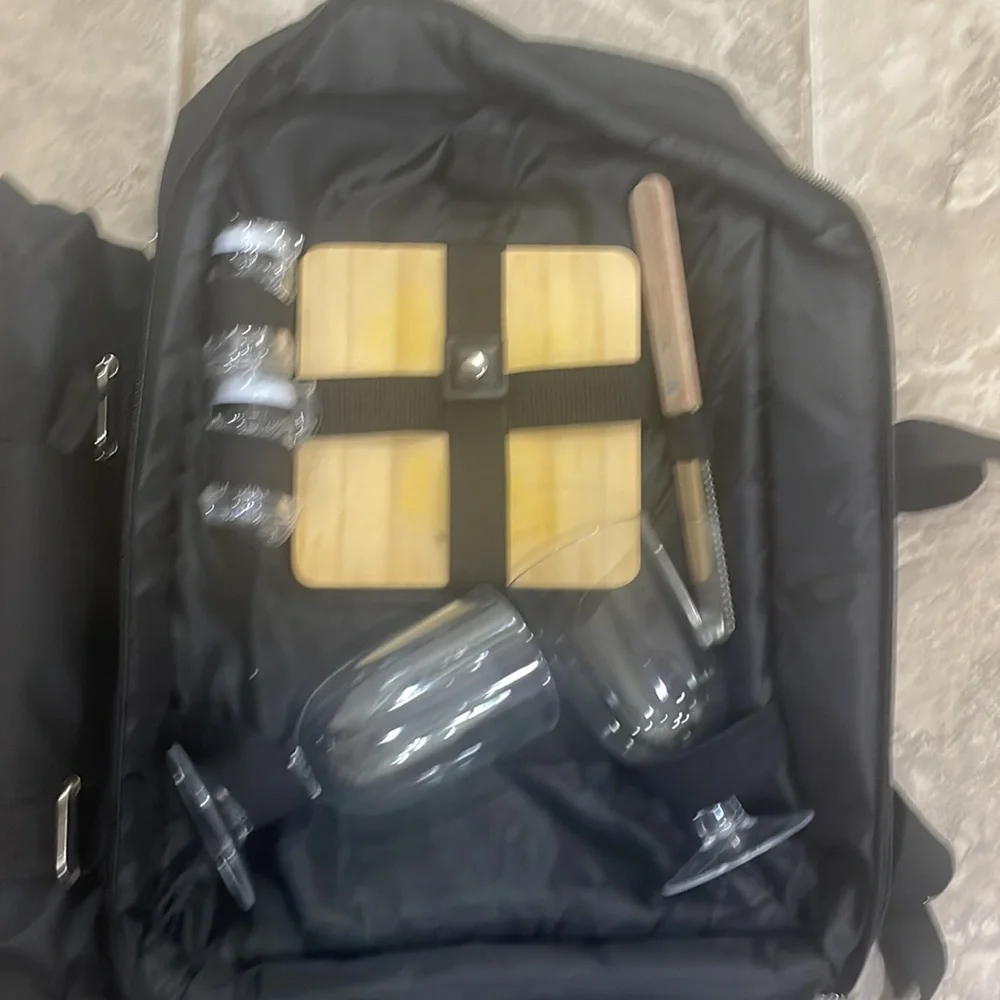 PLUSH PICNIC‎ SIGNATURE COLLECTION BACKPACK WITH PICNIC ACCESORIES